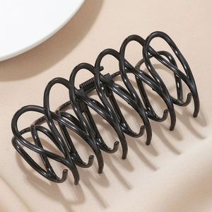 Grande pince à cheveux noire en forme de vague pour femme avec finition mate chic