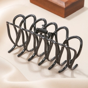 Grande pince à cheveux papillon en alliage noir avec design vagues sur satin beige