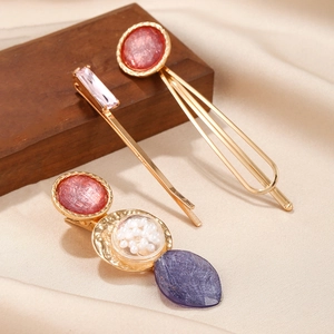 Dreiteiliges Haarspangen-Set in Gold mit bunten Edelsteinen und Perlen auf Seide