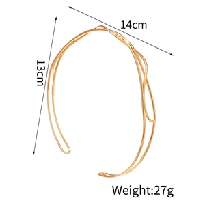 Minimalist gold U-shaped metal necklace choker with dimensions 13cm by 14cm