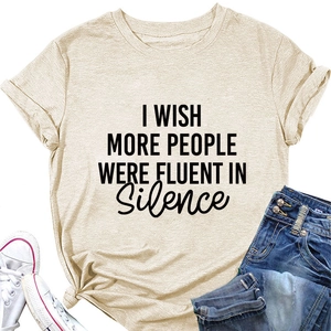 Détail du t-shirt beige à col rond avec l'imprimé I WISH MORE PEOPLE WERE FLUENT IN Silence