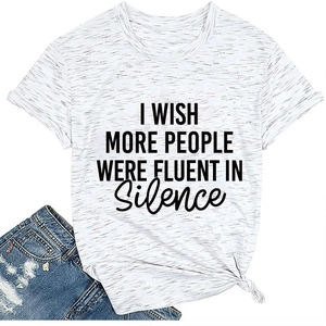 Détail du t-shirt chiné avec l'imprimé I wish more people were fluent in silence