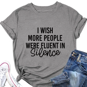Gros plan d'un t-shirt gris col rond avec inscription 'I WISH MORE PEOPLE WERE FLUENT IN SILENCE'