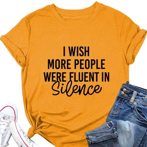 Détail d'un t-shirt en coton jaune avec citation noire et nœud élégant à la taille