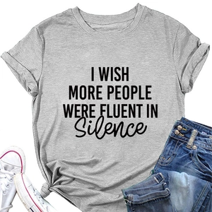 Détail d'un t-shirt gris col rond avec le slogan I Wish More People Were Fluent In Silence