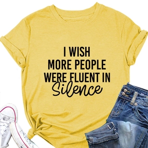 Macro d'un t-shirt jaune avec le texte 'I WISH MORE PEOPLE WERE FLUENT IN Silence'