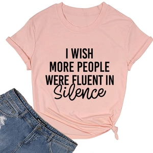 Détail du t-shirt rose avec nœud latéral et slogan I Wish More People Were Fluent in Silence