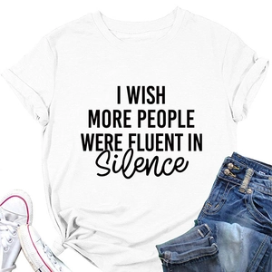 Détail à plat d'un t-shirt blanc en coton avec texte graphique noir Silence imprimé