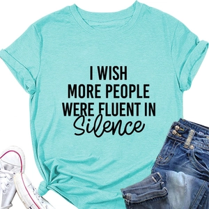 Détail du t-shirt vert menthe avec le texte I Wish More People Were Fluent In Silence