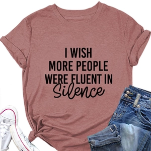 Détail du t-shirt rose vintage avec le slogan I Wish More People Were Fluent In Silence