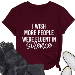 Mise à plat de t-shirt bordeaux avec imprimé I Wish More People Were Fluent In Silence