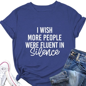T-shirt bleu marine avec texte 'I wish more people were fluent in silence' posé à plat