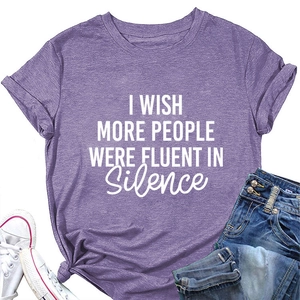 Vue détaillée du T-shirt violet à col rond avec nœud latéral et slogan Silence