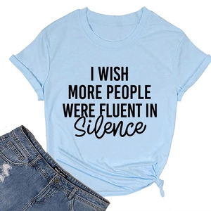 Gros plan sur l'imprimé I Wish More People Were Fluent in Silence sur le T-shirt bleu clair