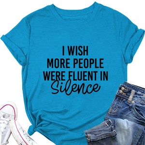Détail du t-shirt bleu en coton avec texte 'Silence' et finition élégante par un nœud