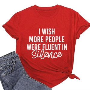 T-shirt en coton rouge avec citation blanche et détail de nœud assorti à un jean bleu