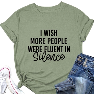 T-shirt vert armée avec slogan noir assorti à un jean bleu et des baskets blanches