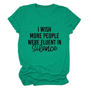 Gros plan d'un t-shirt vert herbe avec l'inscription I WISH MORE PEOPLE WERE FLUENT IN Silence