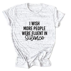 Détail d'un t-shirt en coton à col rond avec impression I Wish More People Were Fluent In Silence
