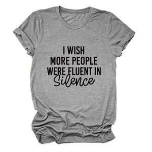 Détail du t-shirt gris montrant l'imprimé I wish more people were fluent in silence