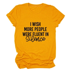 Gros plan du t-shirt coton jaune moutarde avec slogan Fluent in Silence imprimé