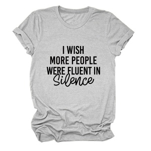 Gros plan du slogan I WISH MORE PEOPLE WERE FLUENT IN SILENCE sur un t-shirt gris