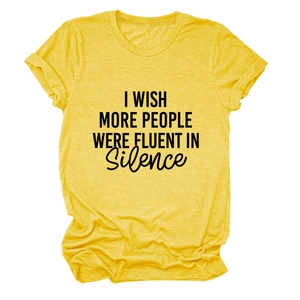 Détail du texte sérigraphié noir sur le t-shirt en coton jaune vif à col rond
