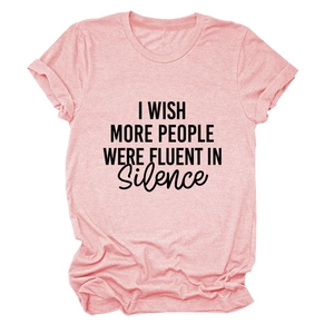 Détail d'un t-shirt rose avec slogan I Wish More People Were Fluent In Silence