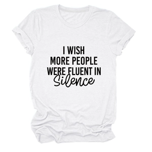 Détail du t-shirt blanc en coton avec inscription noire Fluent in Silence imprimée