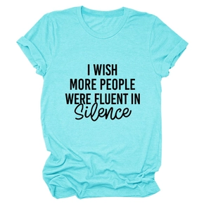 Gros plan du texte sur t-shirt bleu avec focus sur la texture du tissu et la phrase