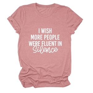 Détails des manches retroussées et du slogan blanc sur le t-shirt rose poudré épuré