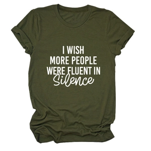 Détail du t-shirt en coton vert olive avec imprimé Silence et manches retroussées