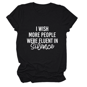 Détail du texte imprimé blanc 'I WISH MORE PEOPLE WERE FLUENT IN Silence' sur T-shirt noir