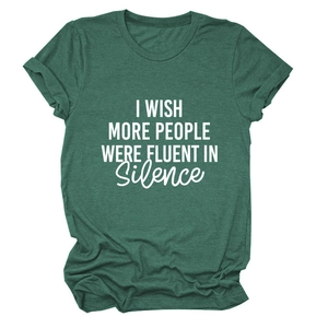 Détail d'un t-shirt chiné vert forêt avec slogan blanc et revers de manches stylés