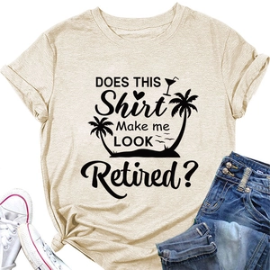 Détail du t-shirt abricot avec imprimé retraite, palmiers et nœud latéral élégant