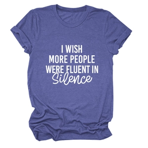 Détail du tissu violet chiné et impression du slogan blanc sur un t-shirt décontracté