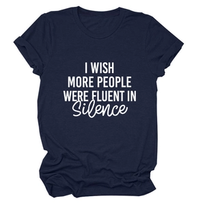 Gros plan détaillé des manches retroussées et du tissu de qualité sur ce t-shirt bleu