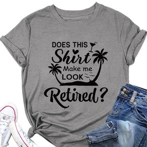Détail du t-shirt gris avec texte Does This Shirt Make Me Look Retired et ourlet noué