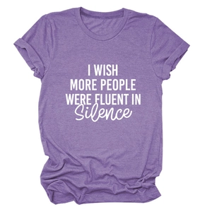 Détails du col rond et des manches retroussées du t-shirt violet avec slogan