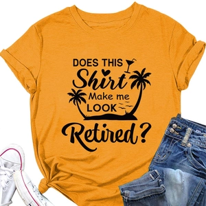 Détail du t-shirt orange avec imprimé Does This Shirt Make Me Look Retired et palmiers