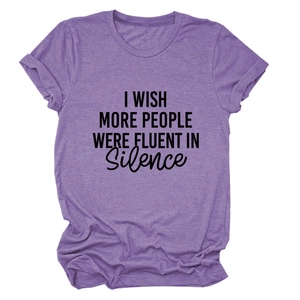 Détail du t-shirt violet lilas avec l'imprimé 'I WISH MORE PEOPLE WERE FLUENT IN Silence'