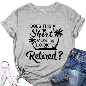 Mise à plat d'un t-shirt gris imprimé avec jean bleu et baskets blanches