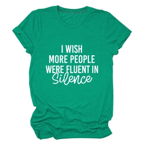 Détail du t-shirt vert émeraude avec texte imprimé blanc I Wish More People Were Fluent