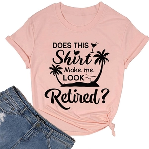 Détail d'un t-shirt rose en coton avec motif imprimé de retraite et noeud à l'avant
