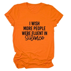 Détail du t-shirt en coton avec slogan Silence noir imprimé sur tissu orange vif