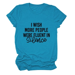 Détail des manches à revers et du slogan imprimé sur le t-shirt bleu en coton