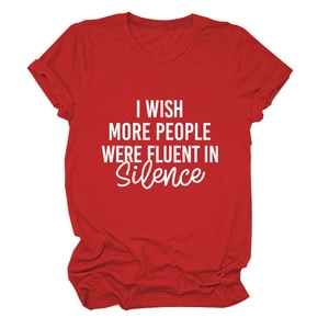Détail d'un t-shirt rouge en coton avec imprimé blanc I Wish More People Were Fluent