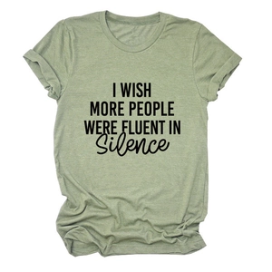 Détail du t-shirt vert sauge avec texte 'I WISH MORE PEOPLE WERE FLUENT IN Silence' imprimé
