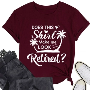 Détail d'un t-shirt bordeaux avec ourlet torsadé et imprimé 'Retired' pour look décontracté