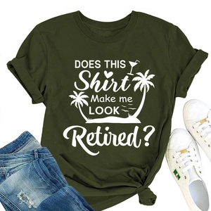Détail d'un t-shirt vert armée avec slogan Retired, palmiers et nœud décoratif